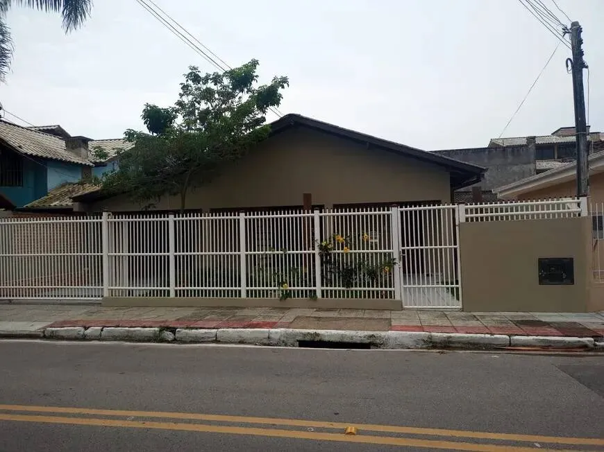 Imagem Casa à Venda em Canasvieiras - 4 Dormitórios 200 Metros da Praia