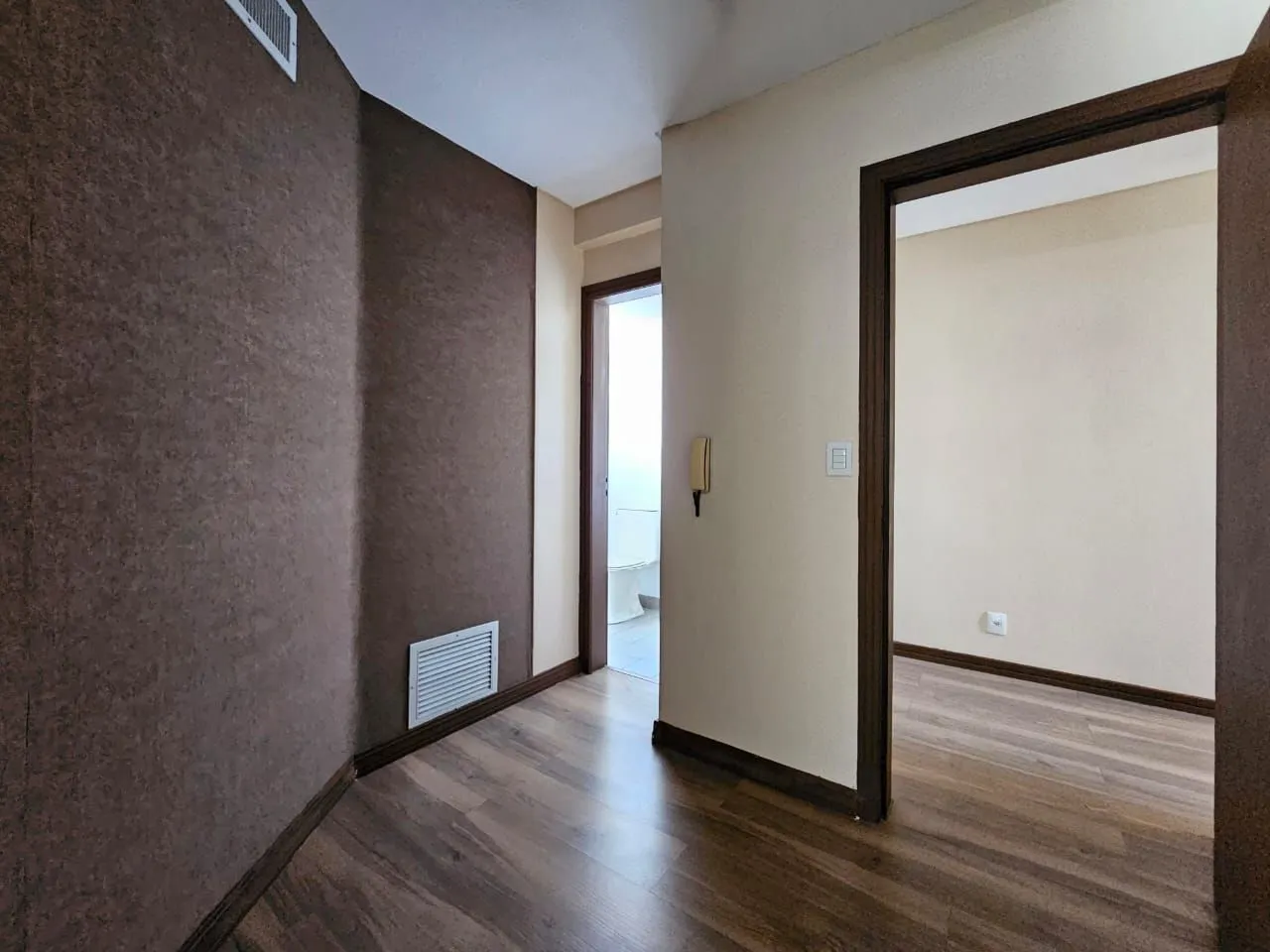 Imagem Conjunto Comercial com 2 salas para alugar em Moinhos de Vento, Porto Alegre