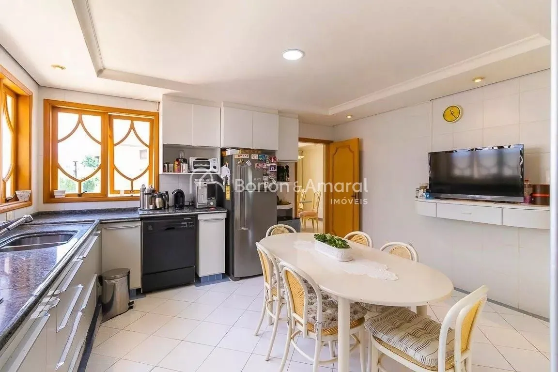Imagem Casa em condomínio com 690m² e 5 quartos