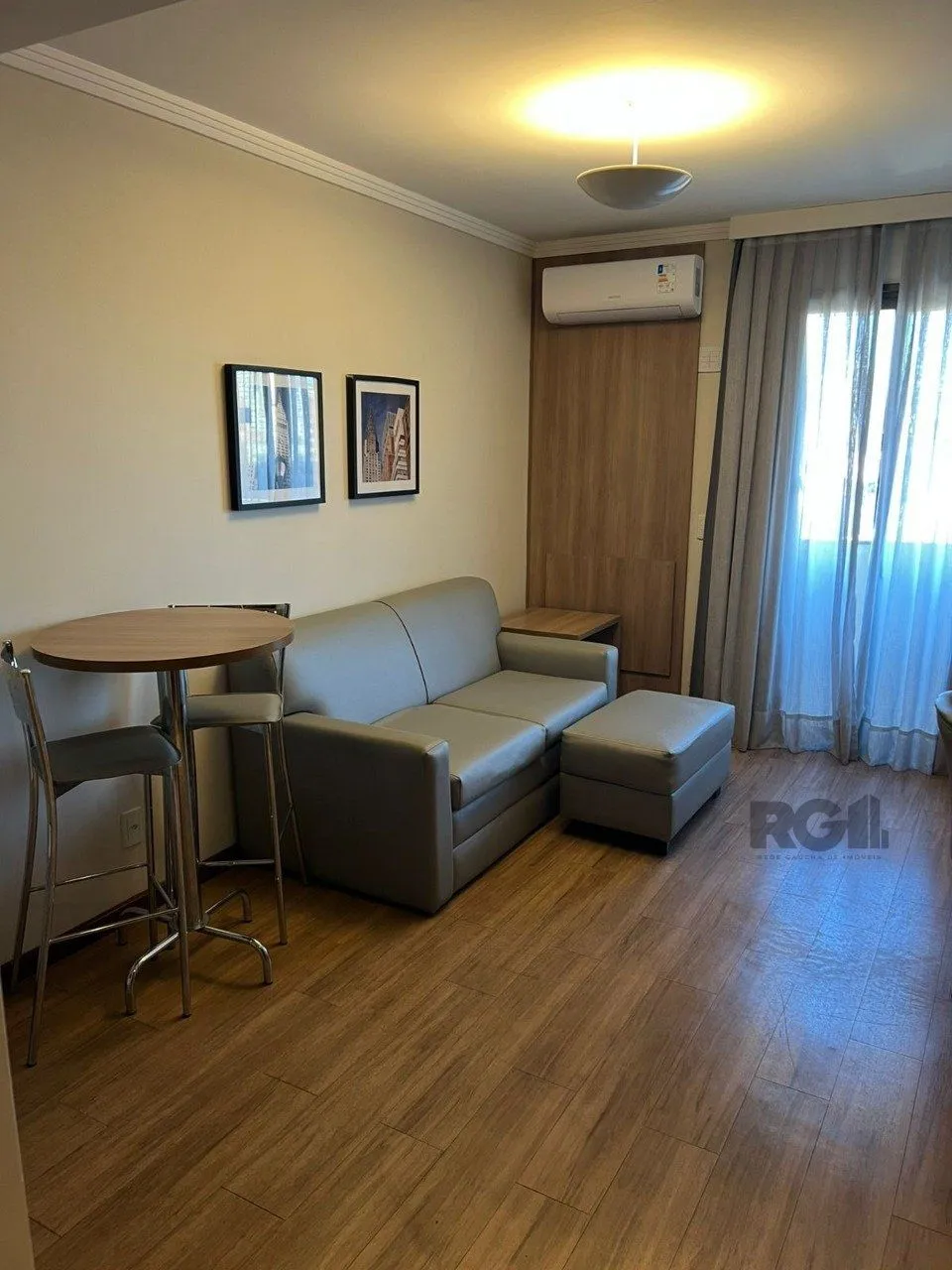 Imagem Flat semimobiliado, uma vaga, no bairro Praia de Belas em Porto Alegre