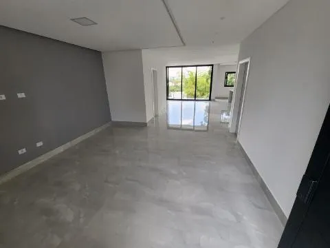 Imagem VENDA DE SOBRADO MODERNO NO CONDOMÍNIO ARUJÁ V, EM ARUJÁ/SP, com 300m², 04 suítes, sala 03 ambientes, piscina e garagem para 04 carros. CONSULTE-NOS.