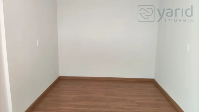 Imagem Casa de luxo em condomínio à venda em localização privilegiada: 4 quartos, 4 suítes, 3 salas, 5 banheiros, 2 vagas de garagem.