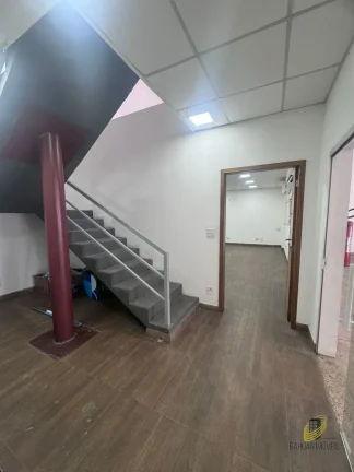 Imagem Galpão Comercial de Alto Padrão em Cotia-SP 2 Salas, 4 Banheiros, 527m² Venda ou Locação no Jardim Santa Paula