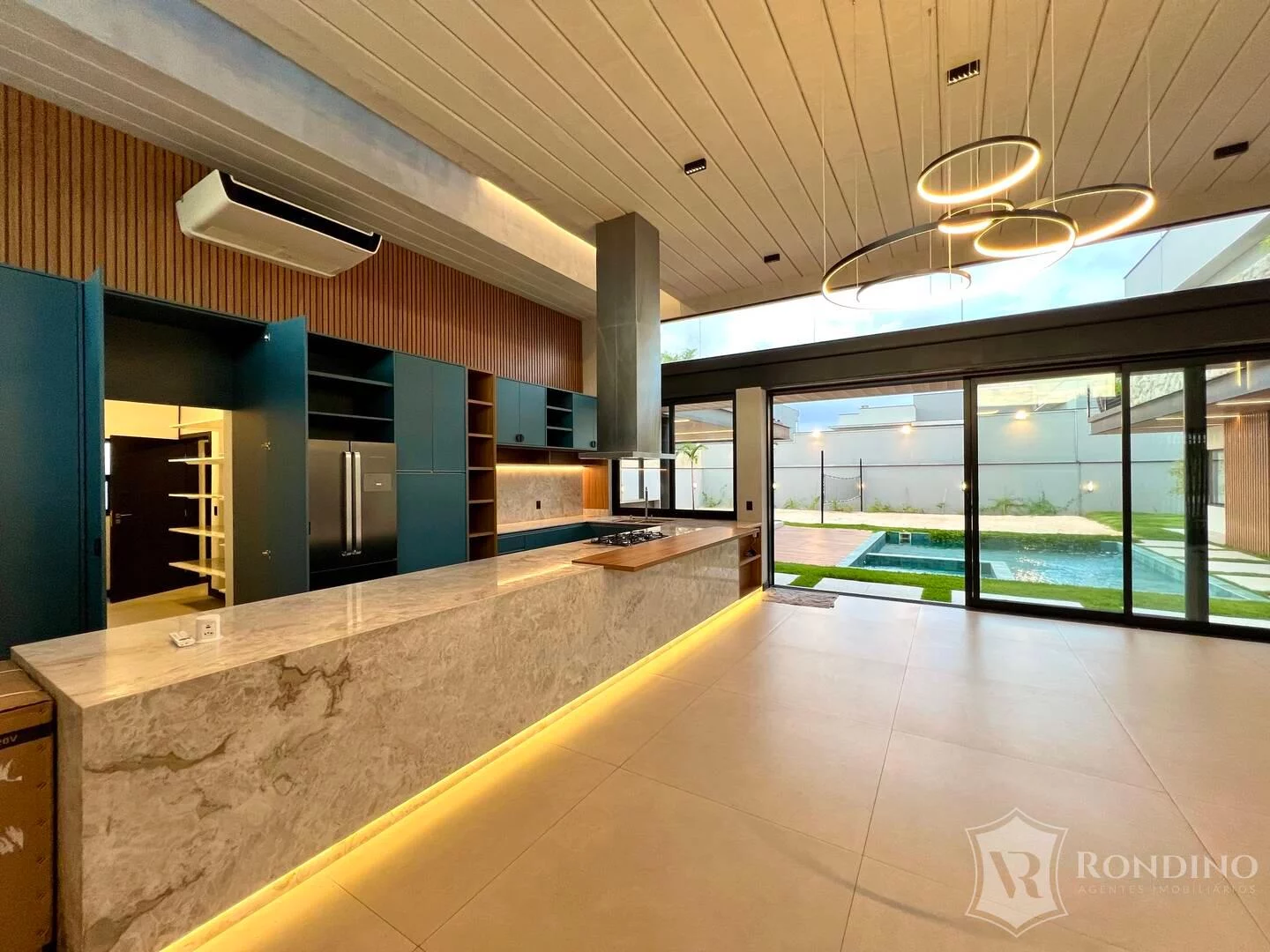 Imagem Casa sobrado em condomínio, 04 suítes, varanda gourmet, piscina