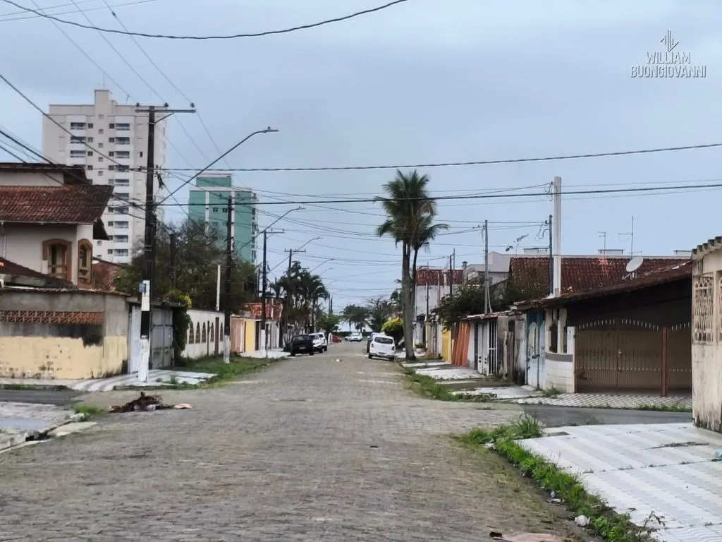 Imagem MARAVILHOSA CASA COM PISCINA 2 QUARTOS, 300 METROS DO MAR - Apenas R$ 780.000,00