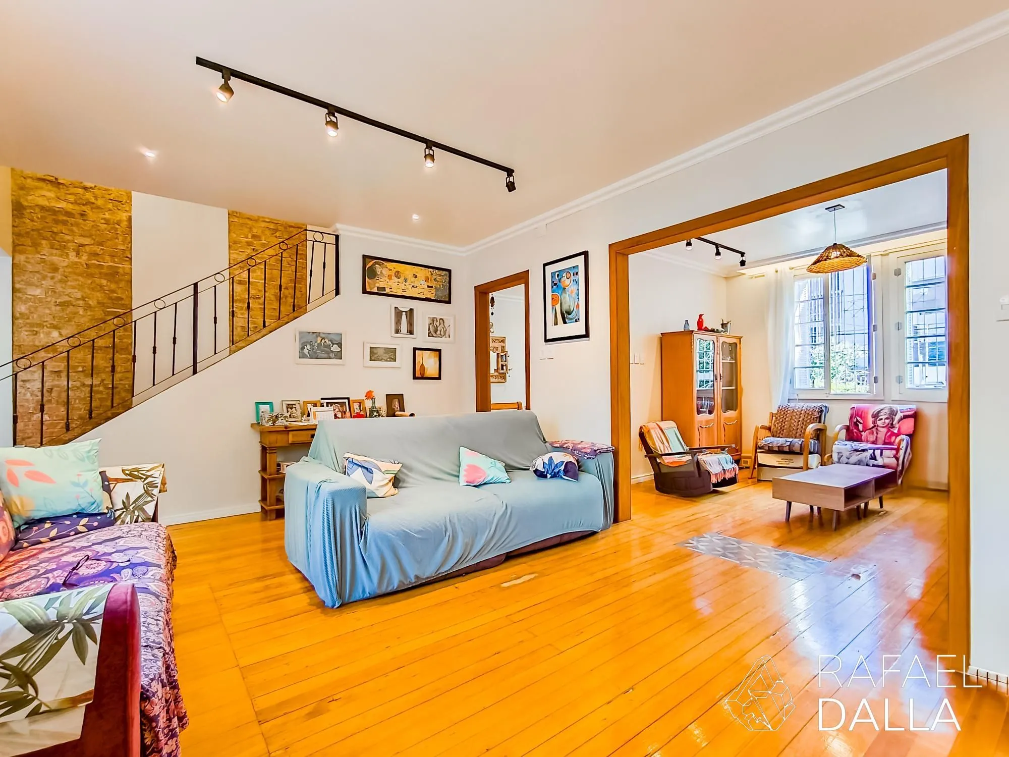 Imagem Casa impecável na Lopo Gonçalves com 4 dormitórios, garagem e pátio amplo