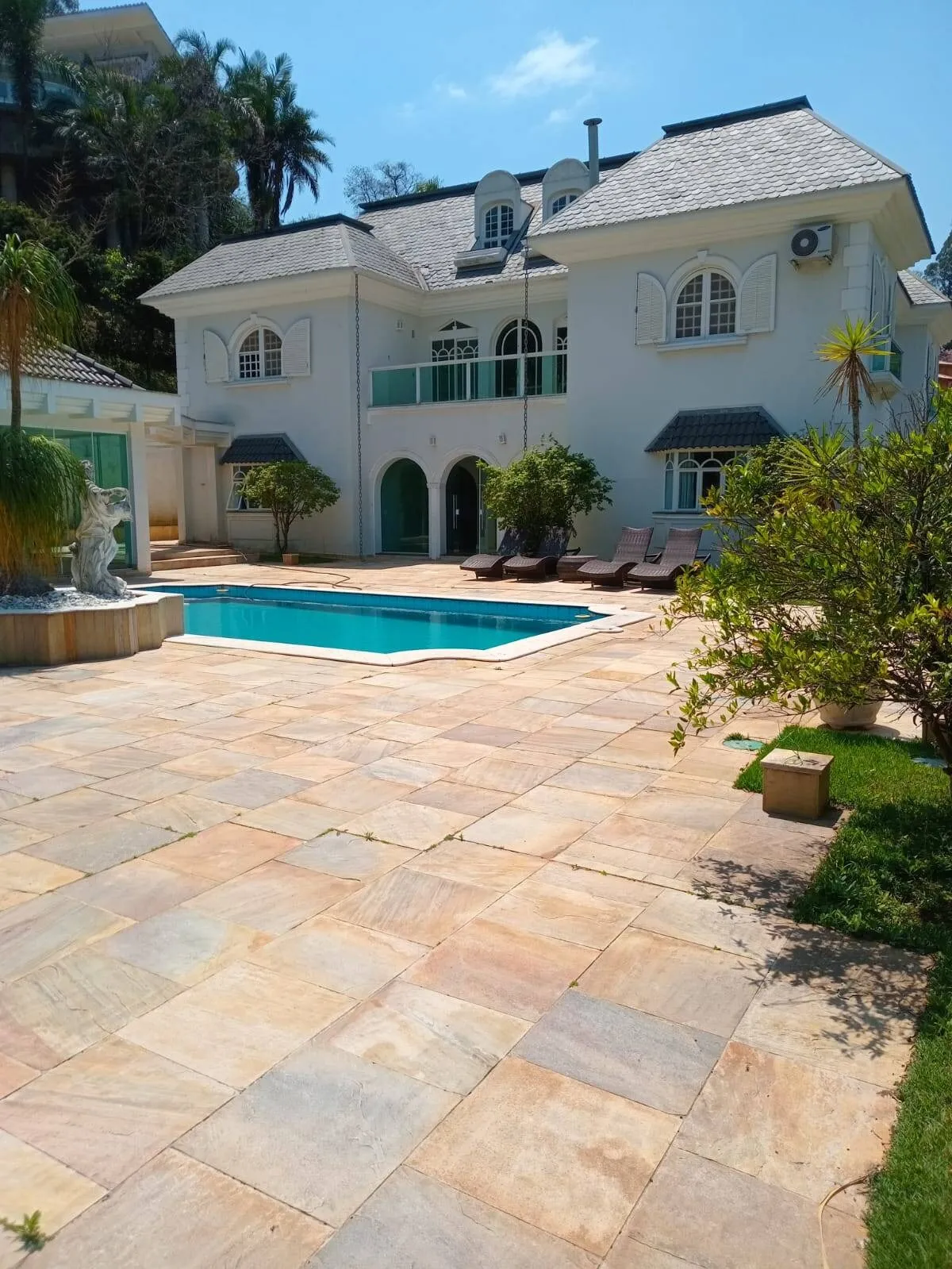 Imagem Casa dos Sonhos à Venda no Tamboré 1: Conforto, Lazer e Privacidade