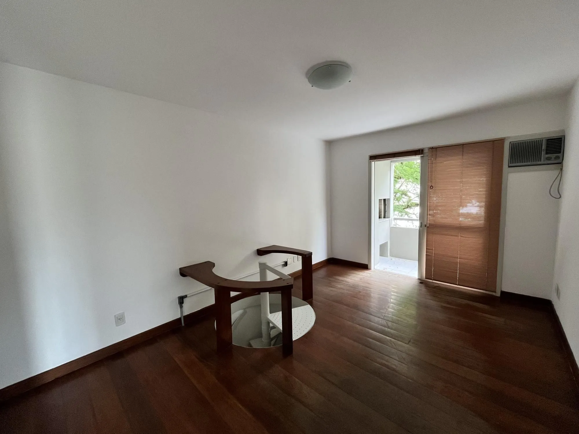 Imagem Apartamento de 1 quarto com sacada e 1 vaga de garagem no bairro Farroupilha