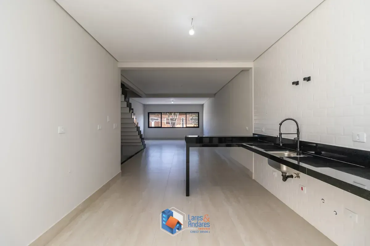 Imagem Sobrado para venda em Parque São Domingos com 3 quartos, sendo 3 suítes, 208m²