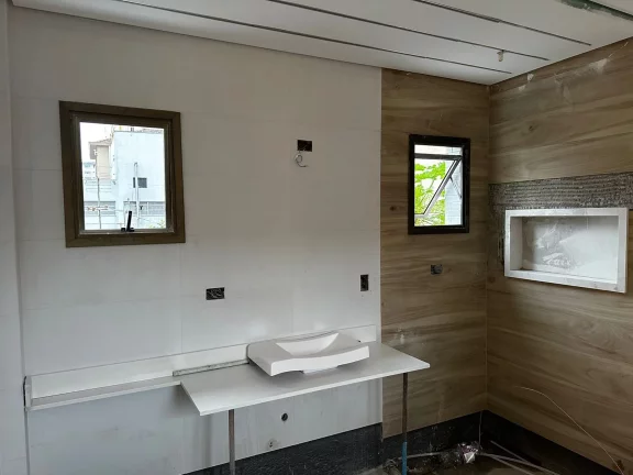 Imagem Apresentamos uma casa extraordinária, com 5 pavimentos e elevador, 3 suítes e uma master , toda climatizada, projetada com refinados toques de arquitetura e design de interiores assinados por Verônica Theodorico. Esta residência nova oferece um estilo de 