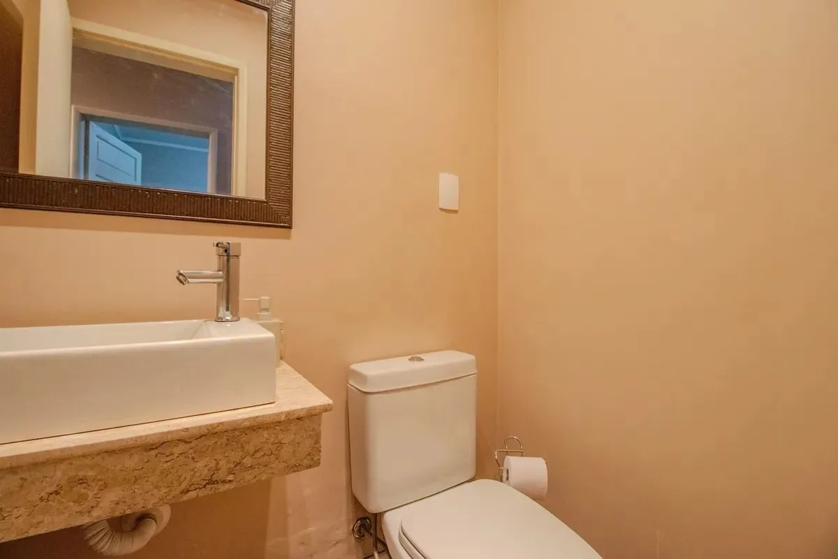 Imagem Casa Reformada com 5 Dormitórios e Amplo Pátio