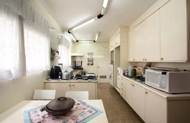 Imagem Imperdível: Apartamento à venda em Moema, São Paulo-SP, com 4 quartos, 1 suíte, 3 banheiros, 3 vagas de garagem e 188m² de área.