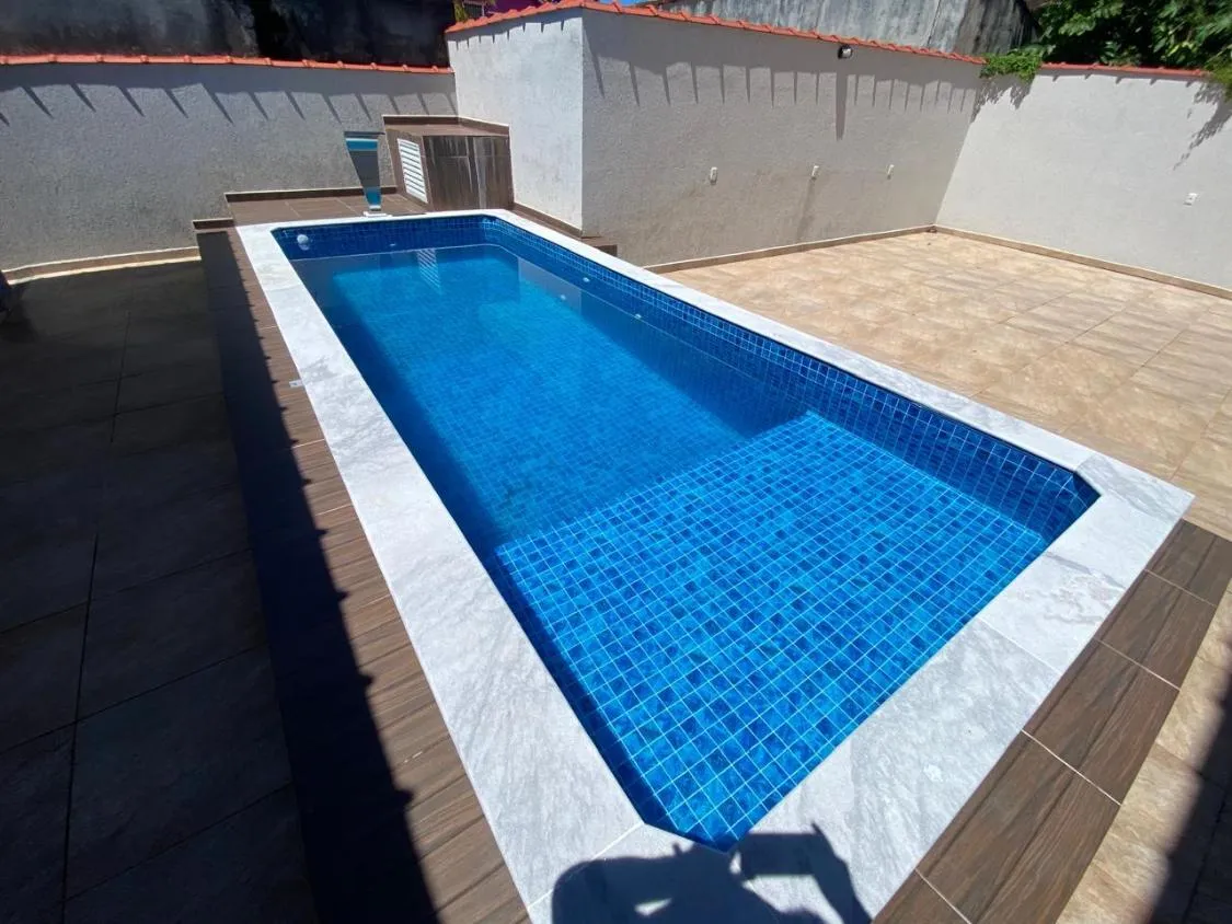 Imagem CASA NOVA COM PISCINA, 3 DORMITÓRIOS E AMPLO QUINTAL NO JARDIM BOPIPORANGA EM ITANHAÉM
