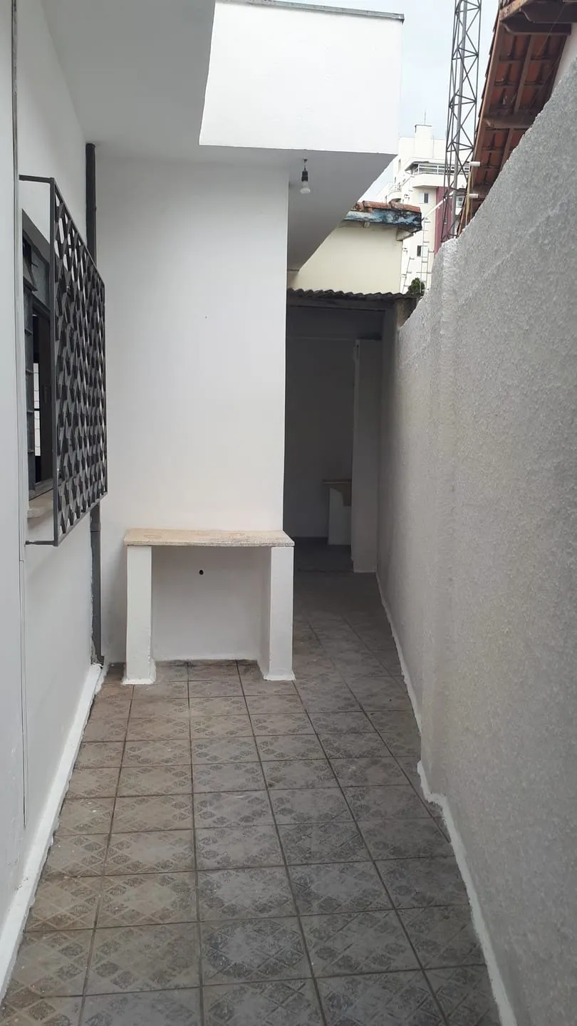 Imagem Casa Comercial no Centro com 2 Dormitórios, Edícula, Acessibilidade, Vaga de Garagem e Ideal para Consultório