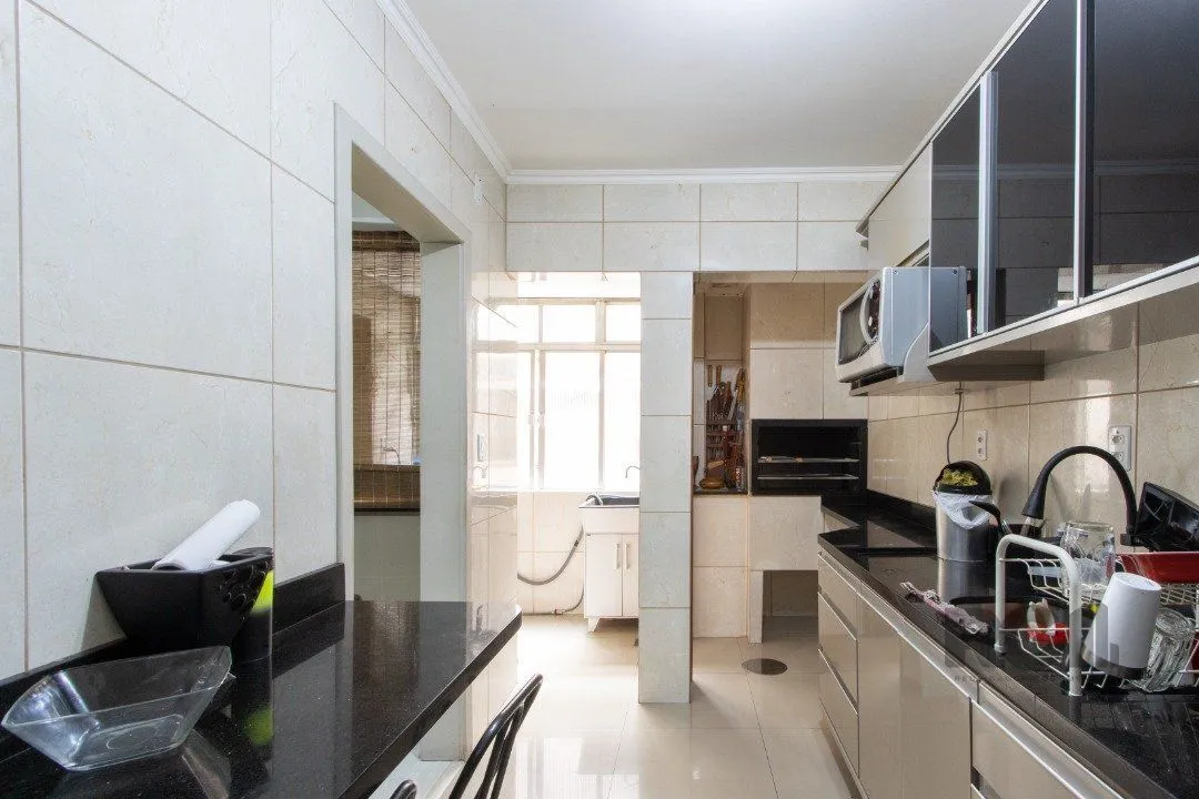 Imagem Apartamento com 70m² de área privativa, possui 3 dormitórios, sala para 2 ambientes, banheiro social, cozinha com móveis planejados e área de serviço.