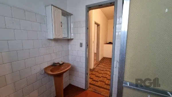 Imagem Casa /Sobrado com apartamento e loja, estacionamento, a venda no Bairro Jardim Itu. Lojão embaixo com dois banheiros e divisórias,