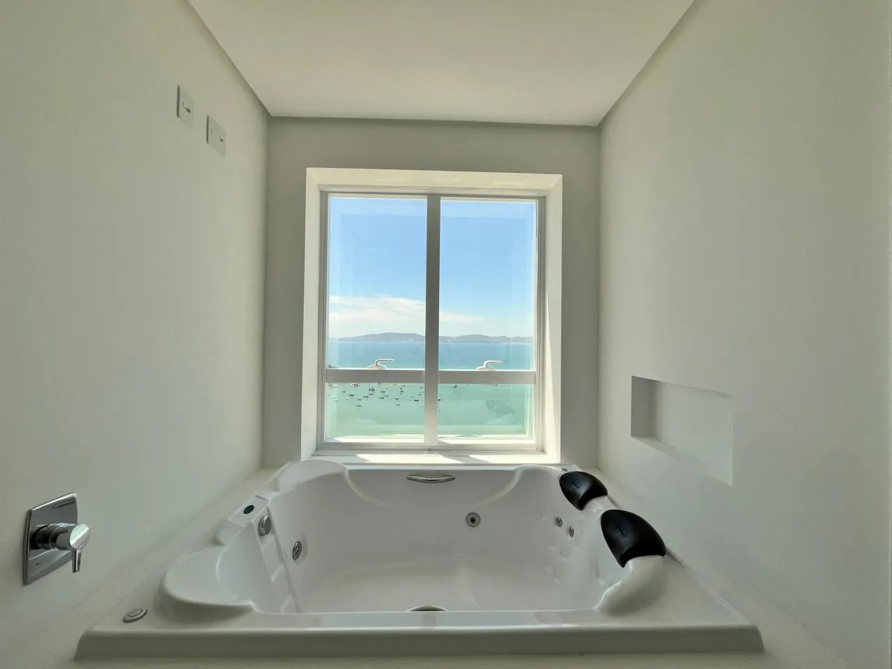 Imagem Apartamento com vista para o mar à venda com 190m2 por R$ 4.048.000,00