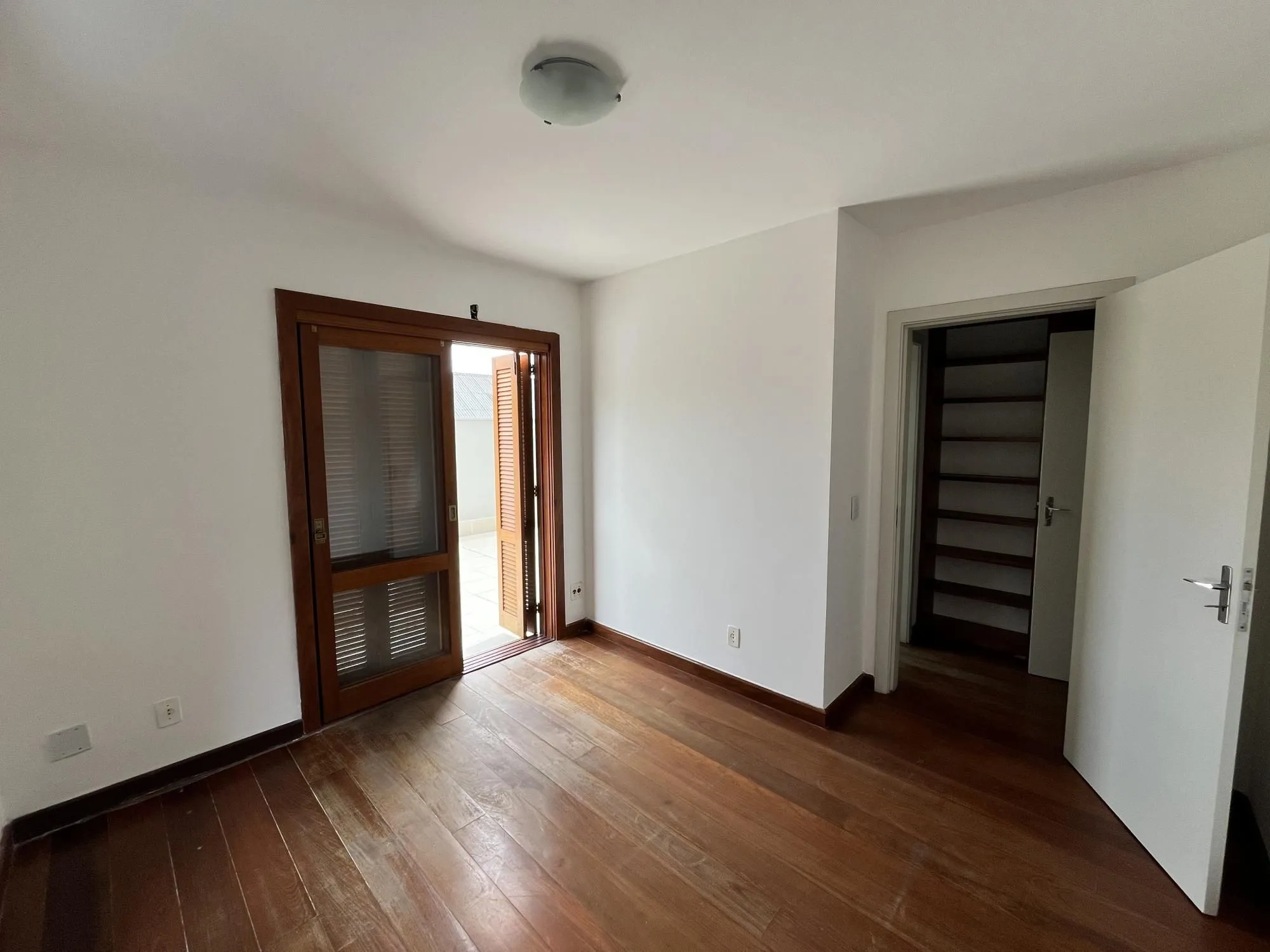 Imagem Apartamento de 1 quarto com sacada e 1 vaga de garagem no bairro Farroupilha
