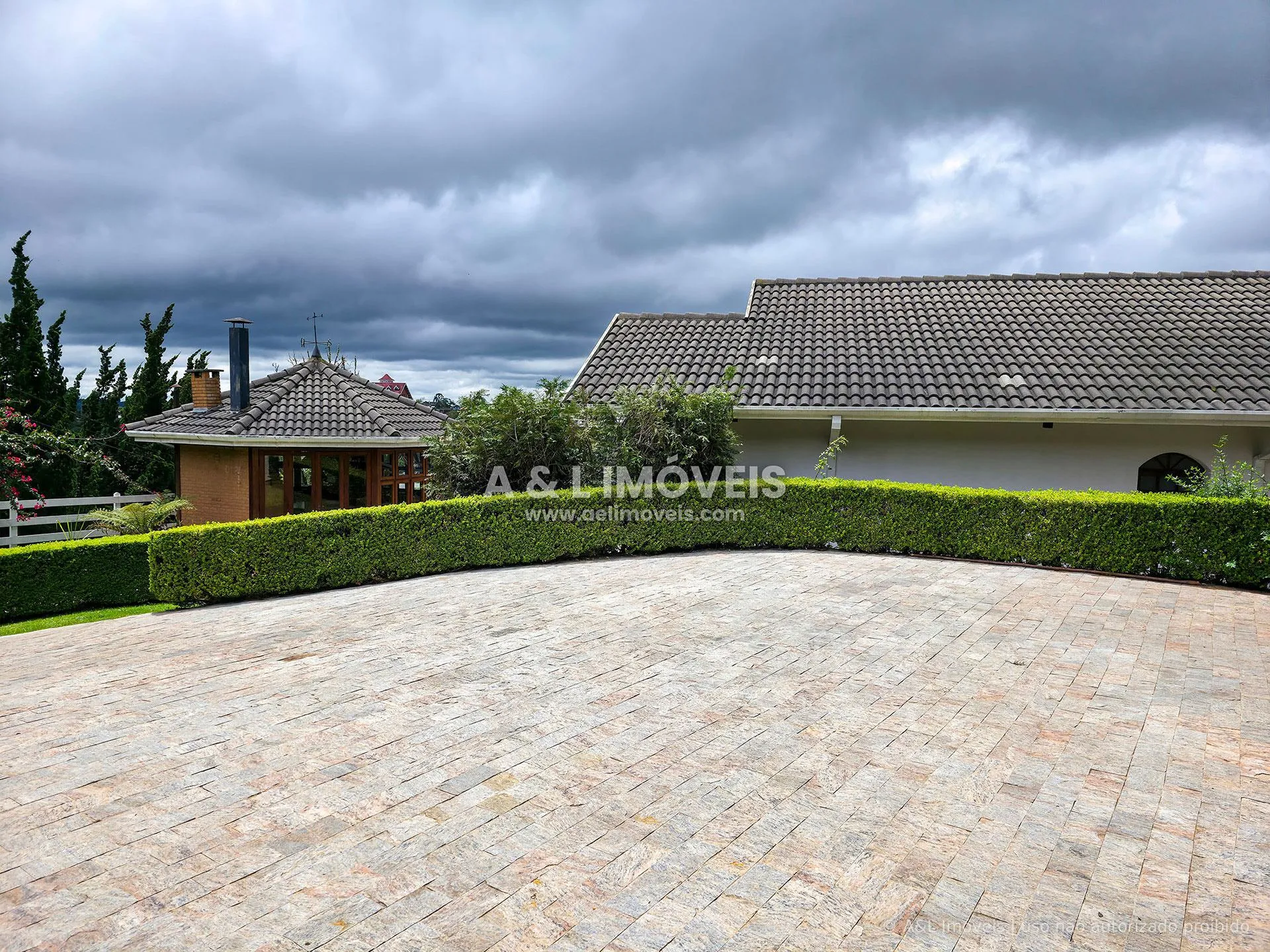 Imagem Casa com lareira, calefação e jardim no Alto do Capivari