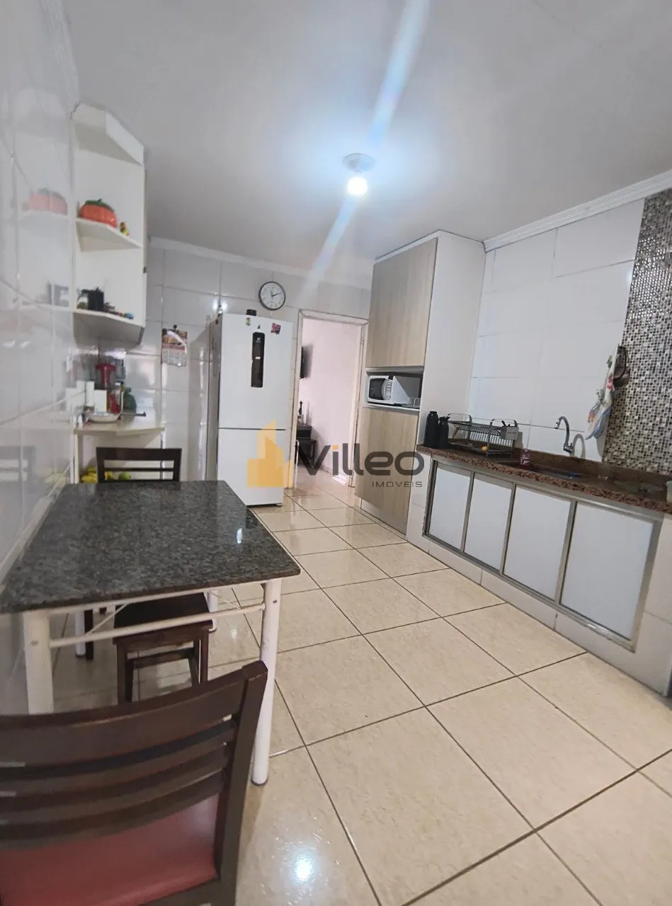 Imagem Descrição do Imóvel:

Descubra o prazer de viver em uma residência que combina elegância, funci...