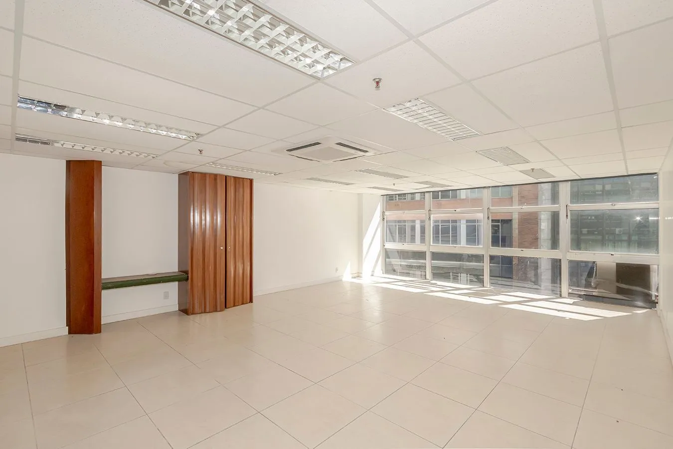Imagem Conjunto Comercial, meio andar inteiro com várias salas e salão!