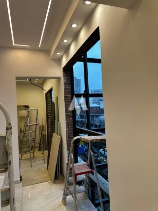 Imagem Apresentamos uma casa extraordinária, com 5 pavimentos e elevador, 3 suítes e uma master , toda climatizada, projetada com refinados toques de arquitetura e design de interiores assinados por Verônica Theodorico. Esta residência nova oferece um estilo de 