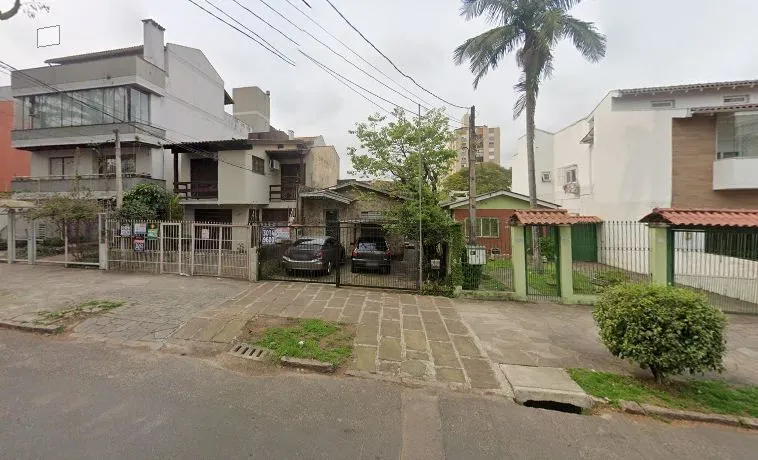 Imagem terreno com casa pequena