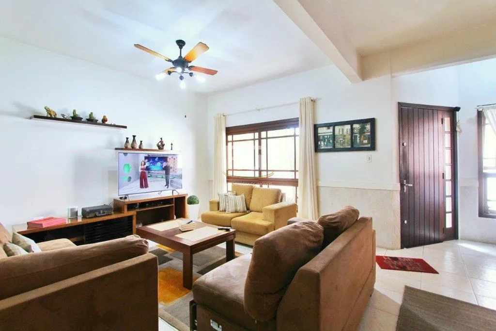 Imagem Casa para Venda - 260m², 5 dormitórios, sendo 2 suites, 4 vagas - Teresópolis