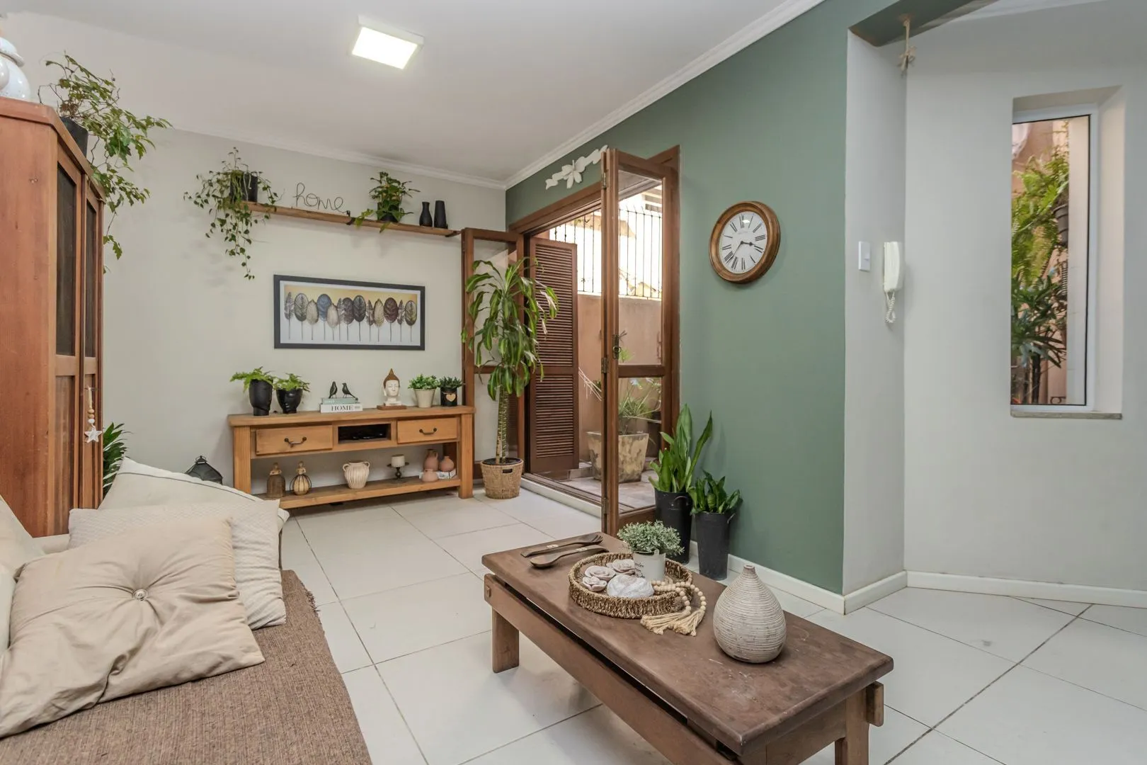 Imagem apto garden. no bairro Petrópolis, com lindo pátio privativo. todo reformado.