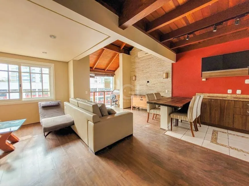 Imagem Apartamento 94m² - semi mobiliado, 2 dormitórios, 1 suíte, terraço e 2 vagas de garagem no Moinhos de Vento