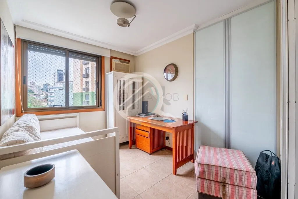 Imagem MUITO SOL E LINDA VISTA! Este amplo apartamento destaca-se por um espaçoso living que abraça três...