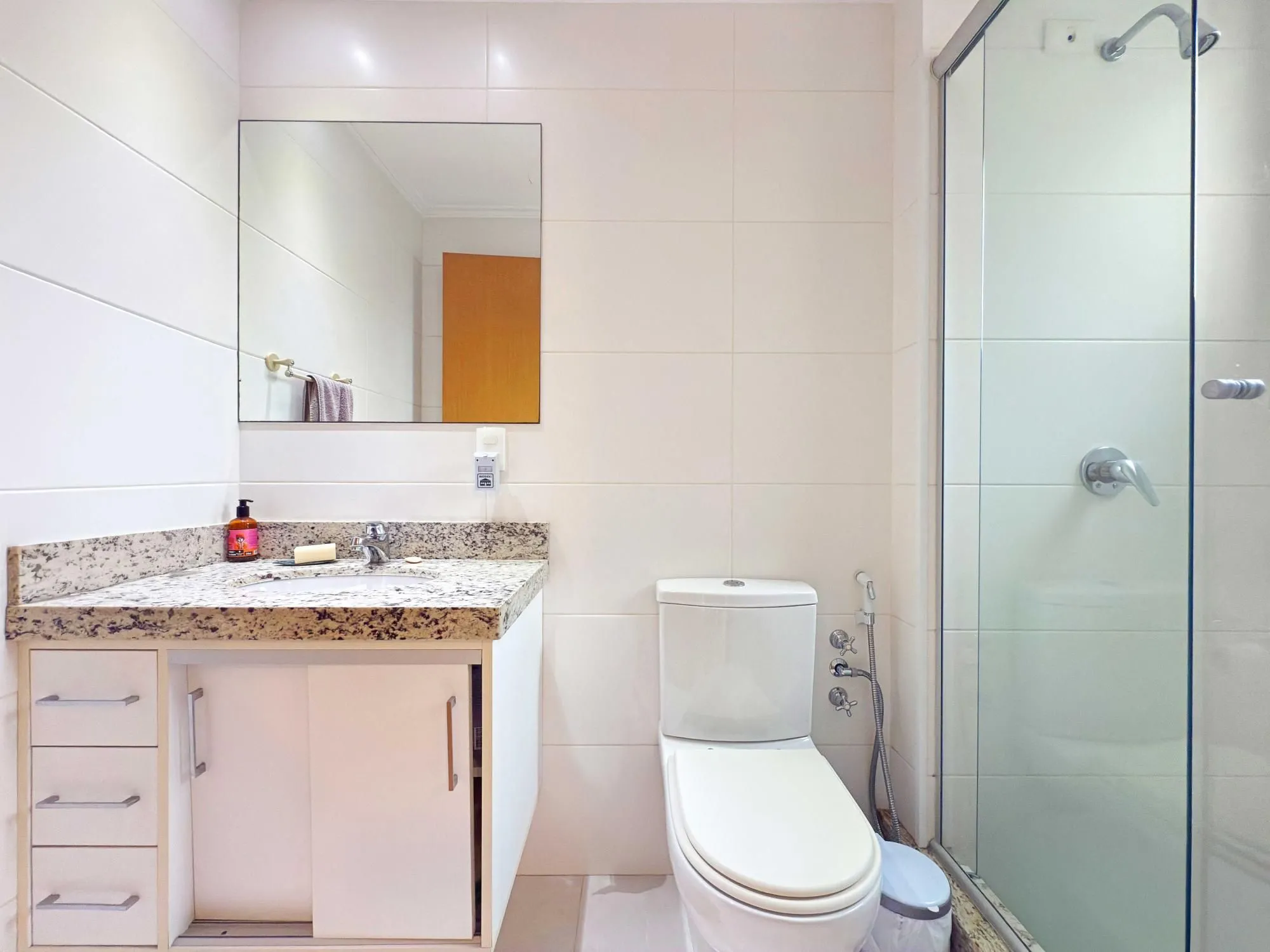 Imagem Apartamento a venda semi-mobiliado com dois dormitórios no bairro São João/PoA