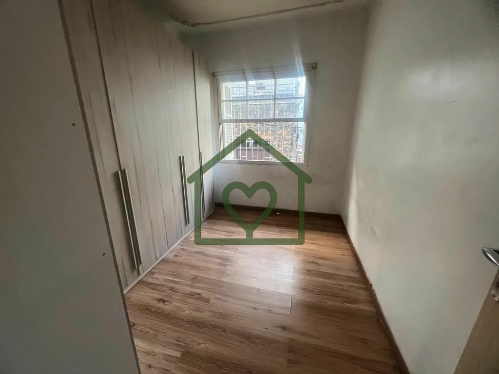Imagem Apartamento de 80m², três dormitórios, banheiro social, living, cozinha, área de serviço, préd...