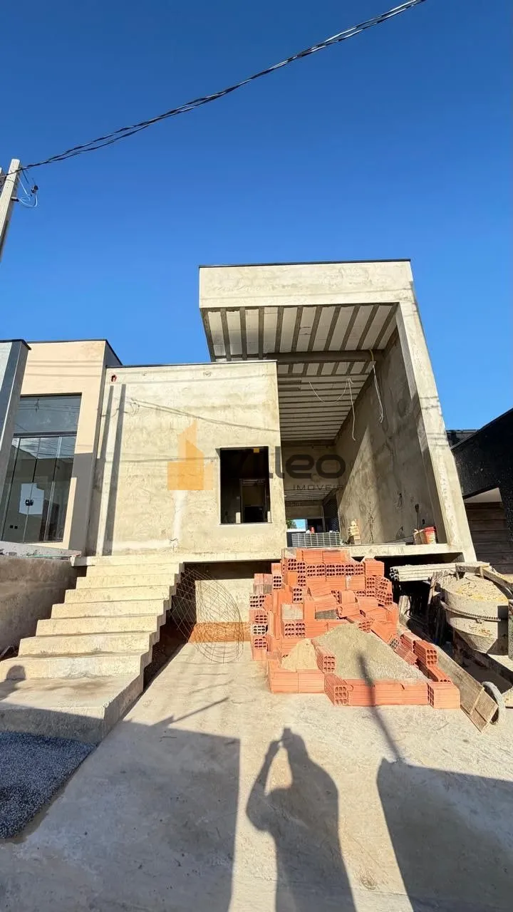 Imagem Apresentamos esta belíssima casa térrea com arquitetura moderna e pé-direito alto de 6 metros, qu...