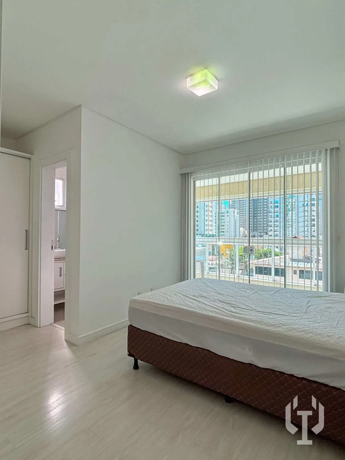 Imagem Apartamento com 3 dormitórios e 2 vagas de garagem em Meia Praia