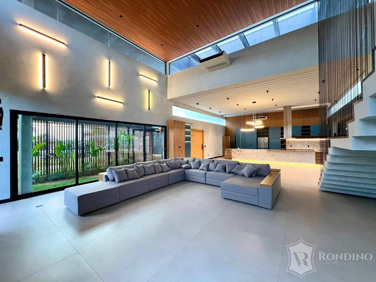 Imagem Casa sobrado em condomínio, 04 suítes, varanda gourmet, piscina