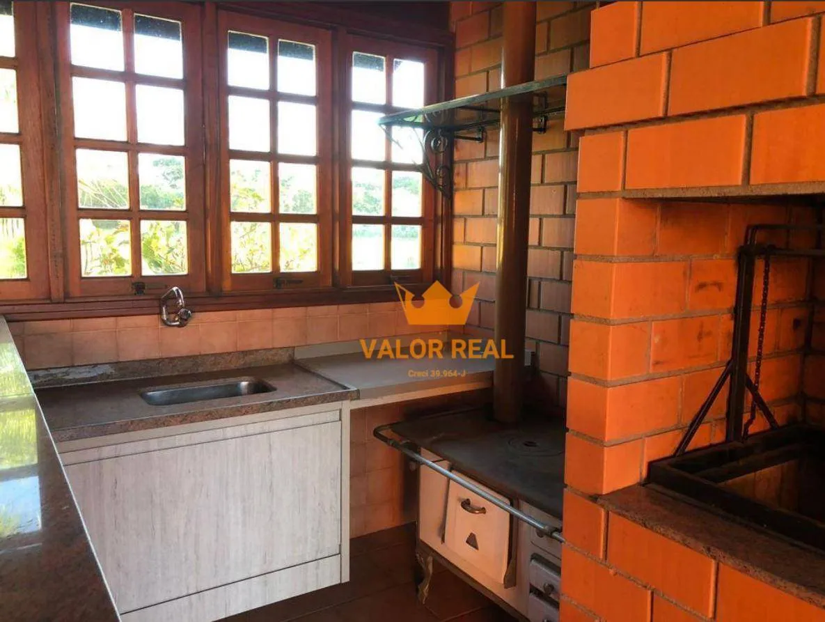 Imagem Charmosa Residência no Condomínio Tereza Cristina, com AT 1.000 m2 e AC 244 m2, 3 Dorm, 1 Suite Master, R$ 2.460 Mio.