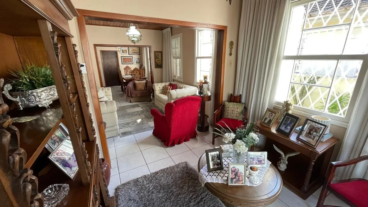 Imagem Casa com pátio com 3 dormitórios, 2 banheiros e 4 vagas.