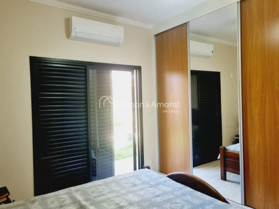 Imagem Sobrado com 4 quartos (sendo 2 suítes, uma delas no térreo), 264 m² construídos, no Condomínio ...