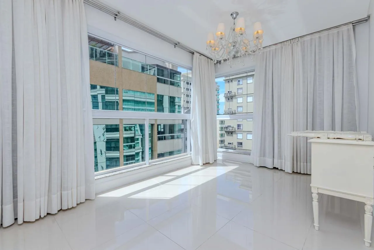 Imagem Apartamento com vista para o mar à venda com 270m2 por R$ 4.900.000,00