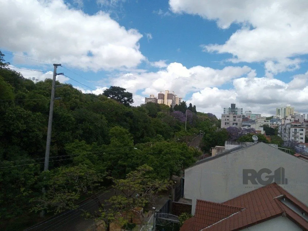 Imagem Vende prédio com 3 apartamentos, 9 dormitórios, 3 suíte, 3 salas amplas com churrasqueira, box 8 vaga coberta, 479 m² por R$ 2.150.000,00- São João - Porto Alegre/RS