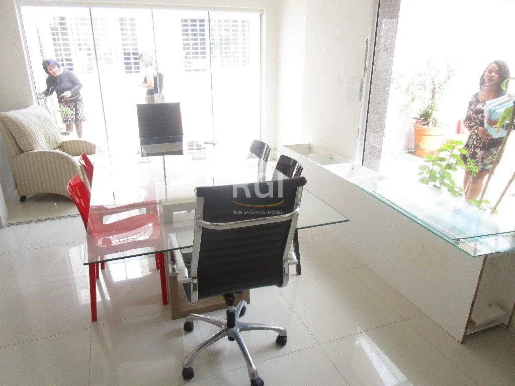 Imagem Casa para Venda - 227m², 4 dormitórios, 1 vaga - Menino Deus