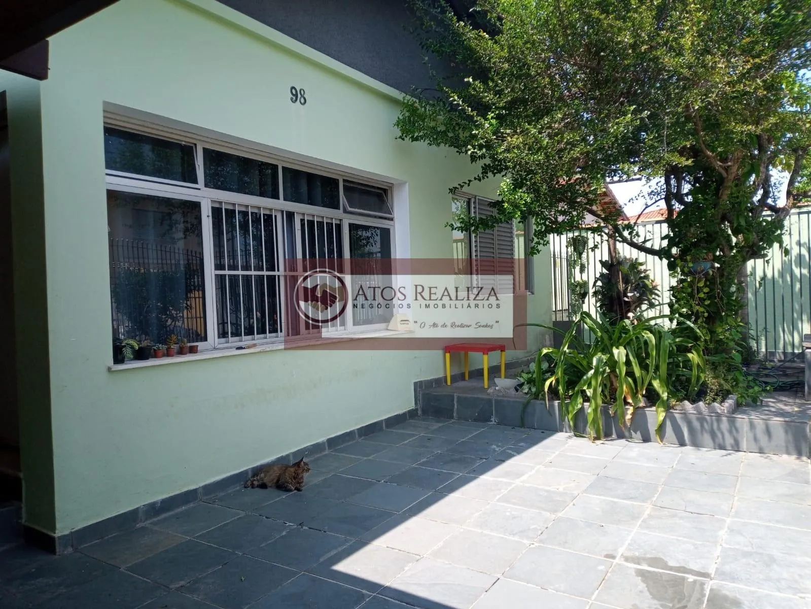 Imagem Oportunidade a venda no Bairro de Veleiros. Vendo excelente casa com Edícula em Veleiros, são 250m² de área, com 3 dormitórios, sendo 1 Suíte, sala, Cozinha, área de lavanderia, área de churrasqueira com banheiro, edícula com 2 cômodos e banheiro, maís um