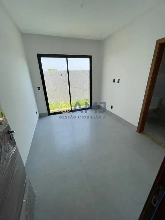 Imagem Casa térrea à venda no Jardins Capri | Lote de esquina com 4 suítes, piscina e alto padrão em Goiânia