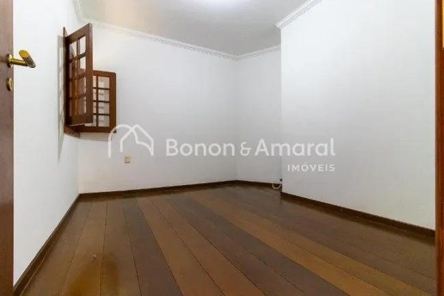 Imagem Ampla e confortável, esta excelente residência conta com 330m² de área construída, oferecendo e...