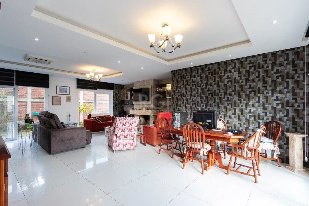 Imagem Casa para Venda - 377m², 4 dormitórios, sendo 3 suites, 3 vagas - Guarujá