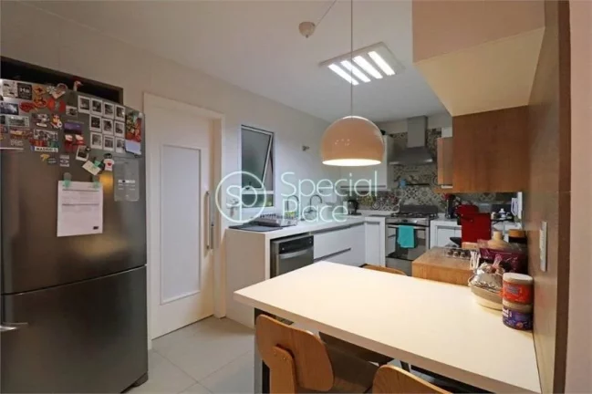 Imagem Apartamento com três dormitórios, totalmente reformado. A cozinha ficou linda e está integrada ao...