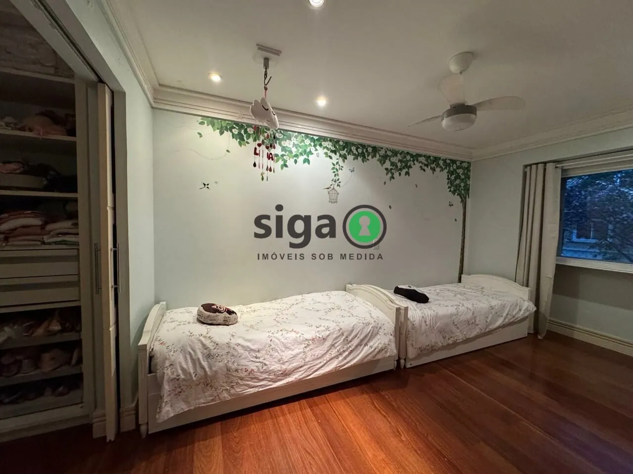 Imagem VENDE CASA em CONDOMÍNIO FECHADO no Campo Belo com 3 Suítes e 5 Vagas
