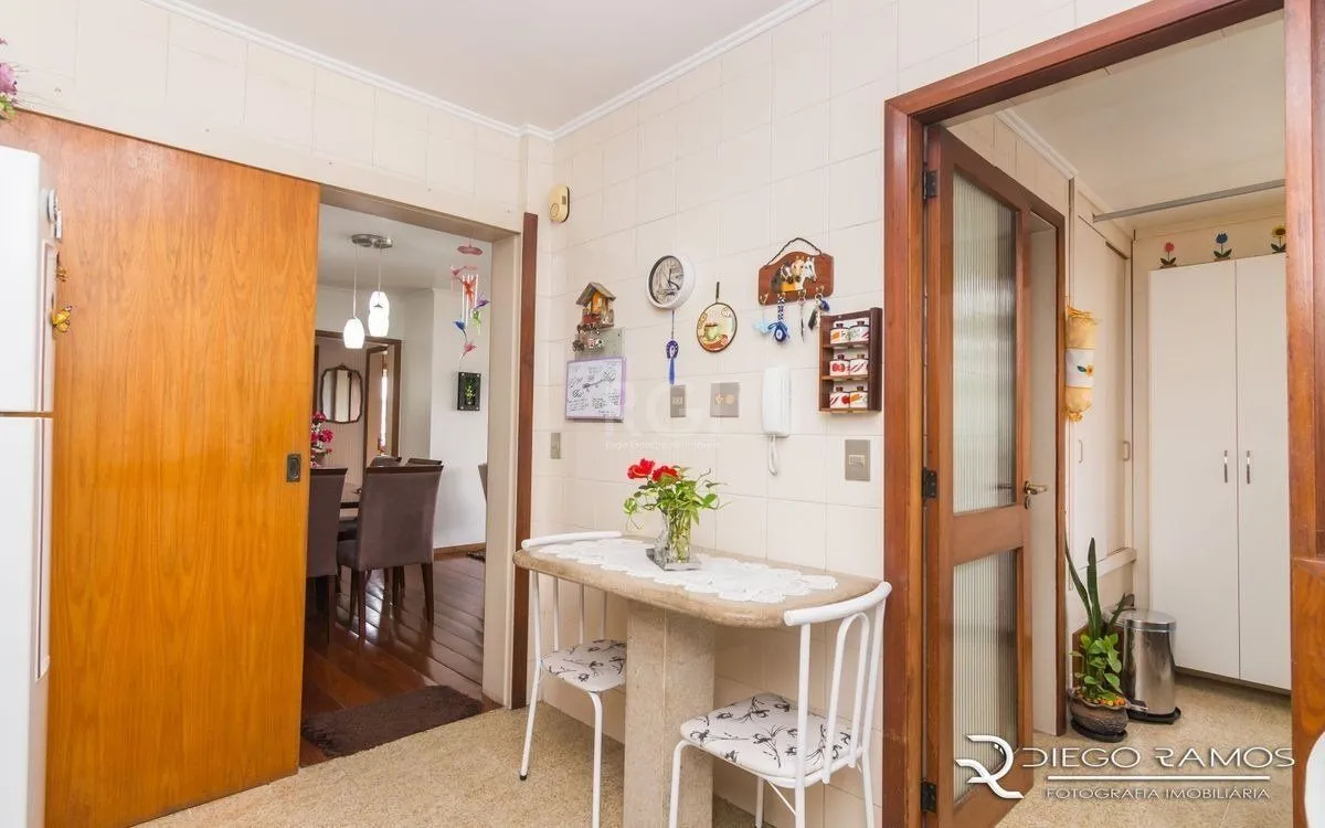 Imagem Apartamento de 2 dormitórios ,80 M² com possibilidade de transformação em 3 dormitórios. Living: Para dois ambientes e estar íntimo. Copa-Cozinha: Funcional e bem equipada. Ampla Área de Serviç