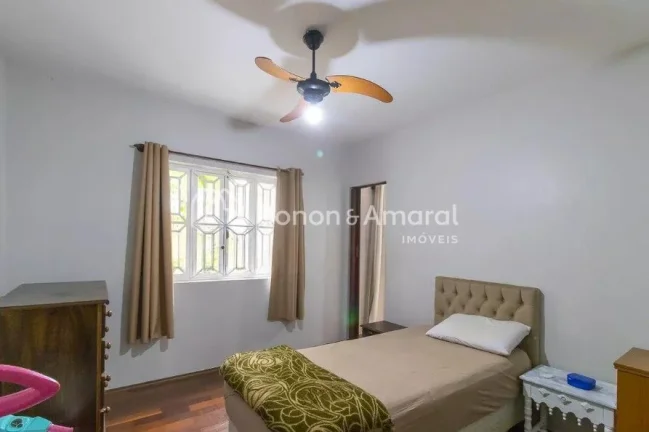 Imagem Casa espaçosa disponível para venda, com 5 quartos, incluindo 2 suítes, e 4 banheiros. O imóvel ...